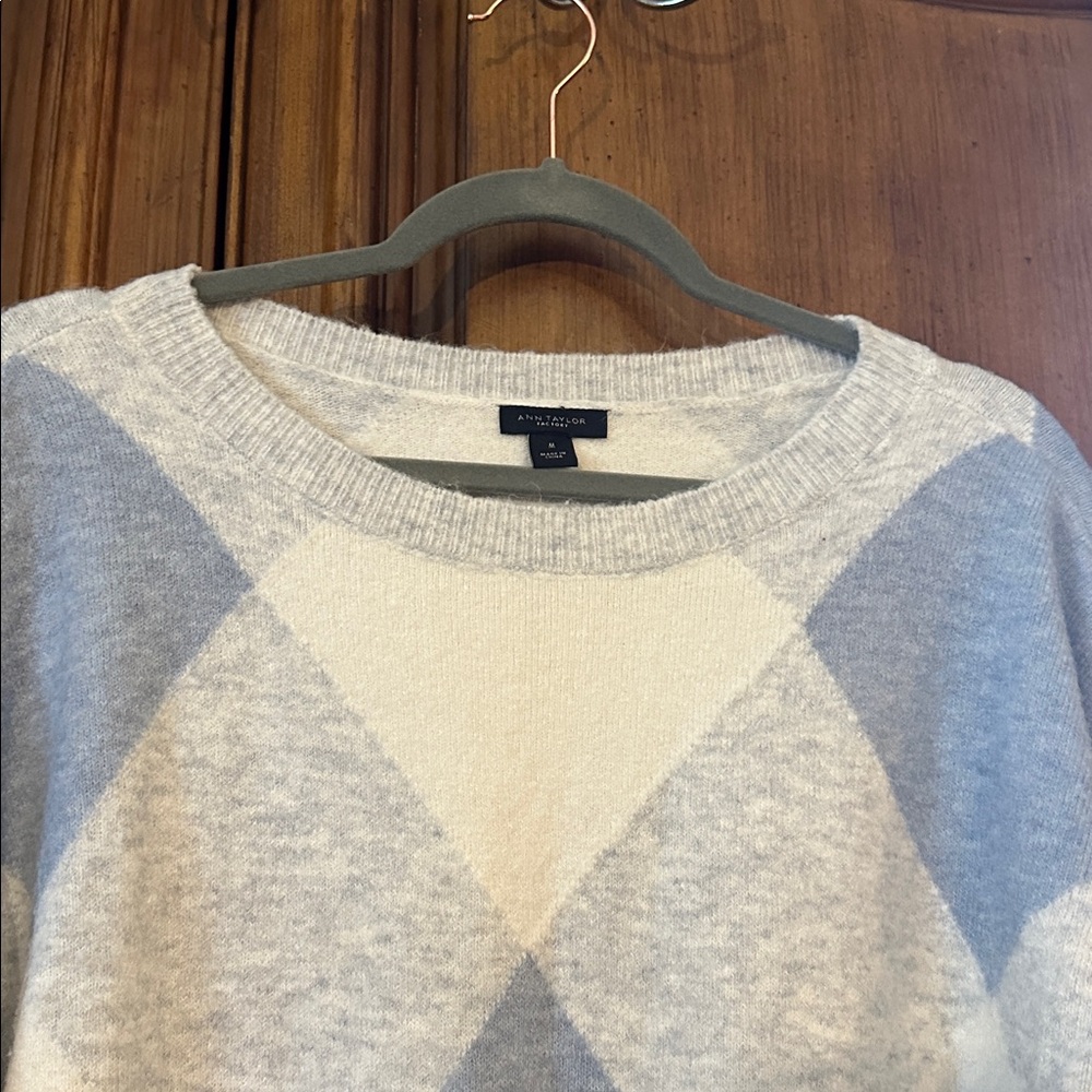 AnnTaylor Cream & Pale Blue Diamond Argyle Knit Scoop Neck Fuzzy Sweater Medium - Picture 4 of 9
